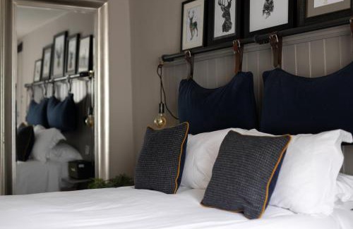 Giddeahall Hotel | The White Hart Ford