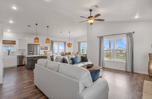 Gilchrist Casa | The White Heron - Bayside home with Ocean views!