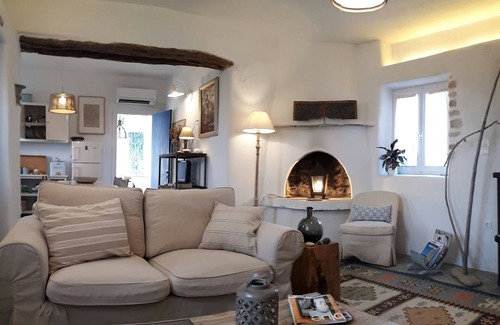Pounta Casa | THE WHITE HOUSE: exact white point to explore island Paros