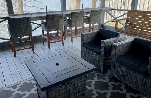 Dundee Casa | The White House on Moon Lake, amazing view in a comfortable, classy setting