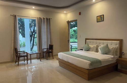 Bail Parao Complejo | THE WHITE OAK CORBETT SPA & RESORT