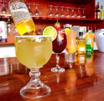 Guayacanes Cama Y Desayuno | The White Rock Hotel B&B