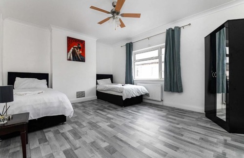 Colchester Casa | The White Rose Crown, Free Parking & Wifi, 10beds