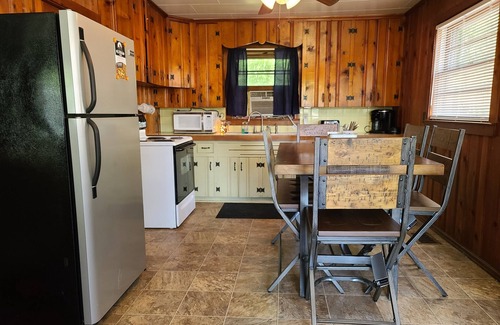 Hillsboro Cabina | The White Stag