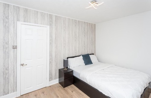 Colchester Casa | The White & Warm, Free Parking & Wifi, 8 beds
