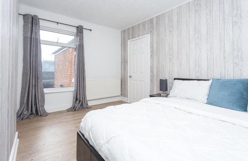Colchester Casa | The White & Warm, Free Parking & Wifi, 8 beds