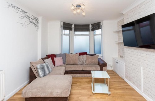 Colchester Casa | The White & Warm, Free Parking & Wifi, 8 beds
