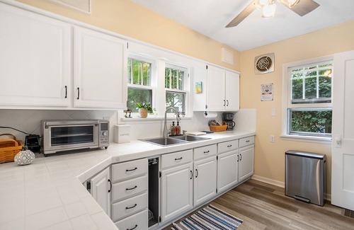 Macatawa Casa | The Whitman Cottage - Quaint Home Near Lake Macatawa