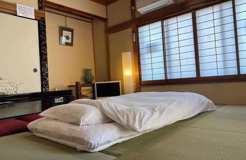 Kisarazu Casa | The whole building can be rented (only for guests) Long term welcome Outlet 7 min walk 11 people 1 bedding per person, no hassle Max 12 people, clean, spacious with Japanese style rooms 4 free parking spaces 4 bedrooms BBQ reservations possible
