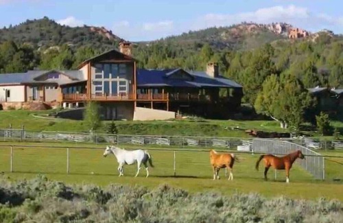 Alton Casa | The Wildflower, Lodge+guest cabins 26 people