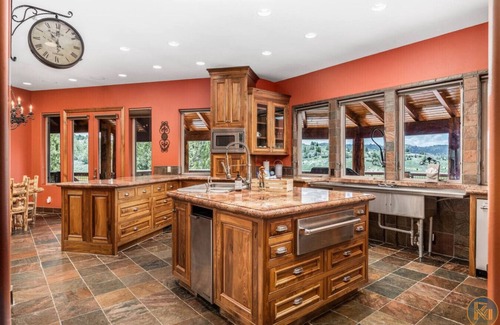 Alton Otro | The Wildflower-Near Zion & Bryce, sleeps 30+