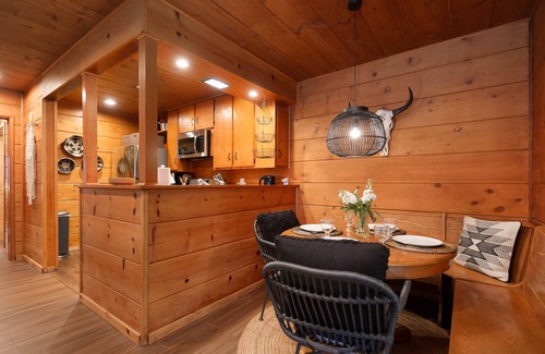Pine Cove Cabina | The Wile Cabin with Spa, Fireplace *Pet Friendly
