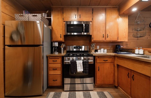 Pine Cove Cabina | The Wile Cabin with Spa, Fireplace *Pet Friendly