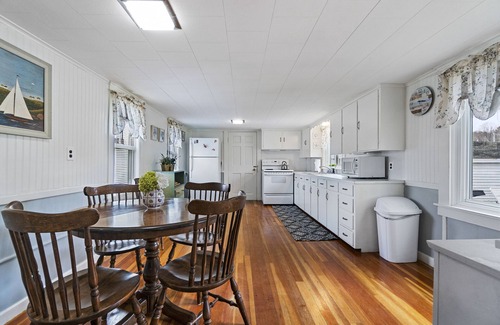 Moody Casa | The Willow: Cozy, Sleeps 6, Fenced-In Yard, Ample Parking, Walk to the Beach!