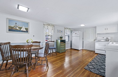 Moody Casa | The Willow: Cozy, Sleeps 6, Fenced-In Yard, Ample Parking, Walk to the Beach!