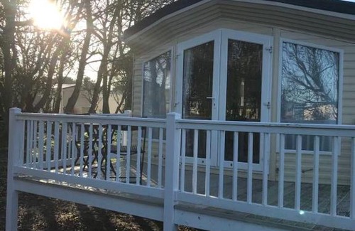 Hopton Complejo | The Winchester luxury pet friendly caravan on Broadland Sands holiday park between Lowestoft and Great Yarmouth