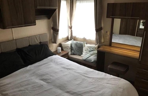 Hopton Complejo | The Winchester luxury pet friendly caravan on Broadland Sands holiday park between Lowestoft and Great Yarmouth
