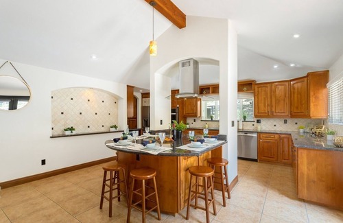 Rainbow CDP Casa | The Wine Away-Large Home w/Jacuzzi