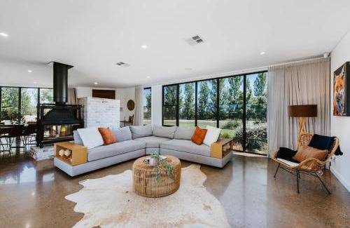 Bombira Casa | The Wine Manor - Lavish Poolside Living