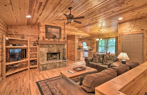 Helen Cabina | ‘The Wishing Well’ Cabin w/ Pool Table & Firepit!