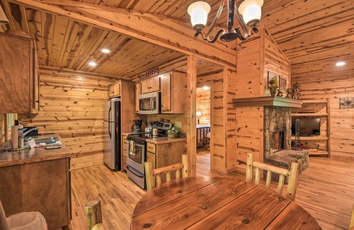Helen Cabina | ‘The Wishing Well’ Cabin w/ Pool Table & Firepit!
