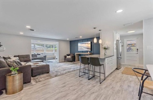 Arlington Park Casa | The Wisteria Oasis With heated pool and hot tub