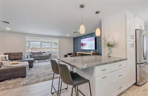 Arlington Park Casa | The Wisteria Oasis With heated pool and hot tub