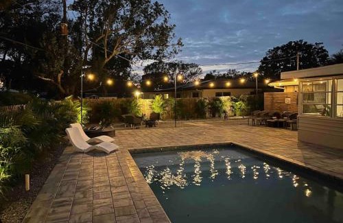Arlington Park Casa | The Wisteria Oasis With heated pool and hot tub
