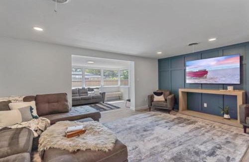 Arlington Park Casa | The Wisteria Oasis With heated pool and hot tub