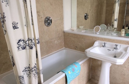Kemerton Cama Y Desayuno | The Wisteria Room