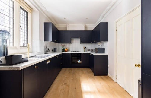Woking Apartamento | The Woking Wonder - Captivating 3bdr Flat With Parking