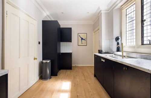 Woking Apartamento | The Woking Wonder - Captivating 3bdr Flat With Parking