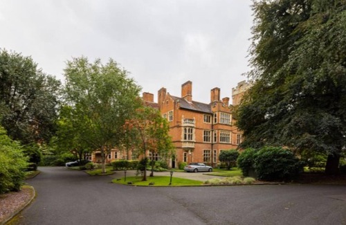Woking Apartamento | The Woking Wonder - Captivating 3bdr Flat With Parking