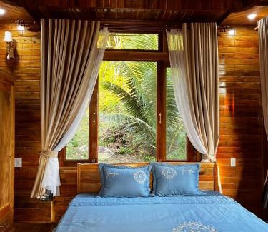 Ham Ninh Chalet De Esquí | The wooden house has a beautiful sunrise & seaview
