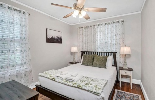 Forest Acres Casa | The Woodland Cottage - 3BR 1BA