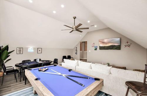 College Park Casa | The Woodlands Escape with Heated Pool and GameRoom