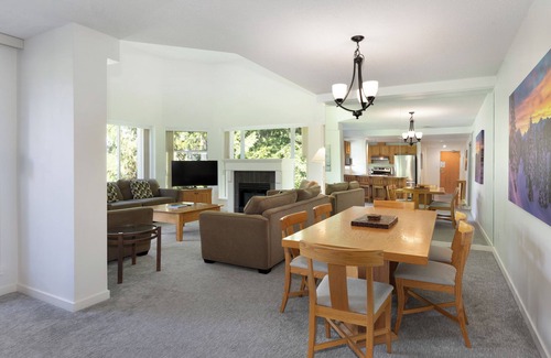Upper Village Condominio | The Woodrun by Whiski Jack