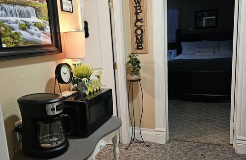 Eminence Otro | The Woods and Willow Room. 2 queen beds and grab-n-go breakfast items