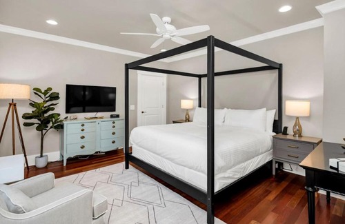 Earlewood Casa | The Wren 2 BR 2.5 BA Renovated