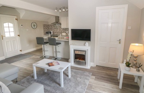 Rhyd-y-foel Cabaña | THE WREN, romantic, luxury holiday cottage, with hot tub in Llysfaen