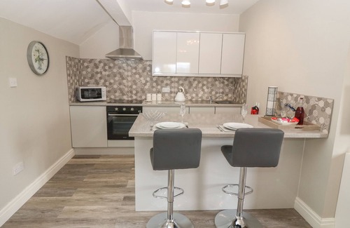 Rhyd-y-foel Cabaña | THE WREN, romantic, luxury holiday cottage, with hot tub in Llysfaen