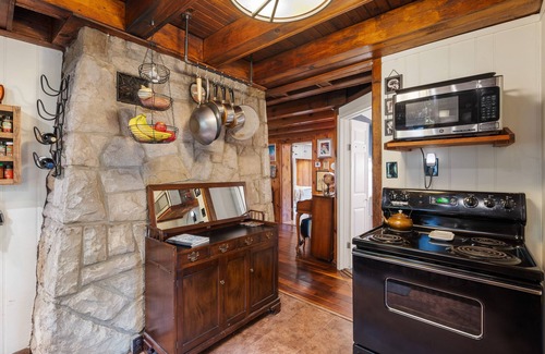 New Albany Cabina | The Writer’s Den