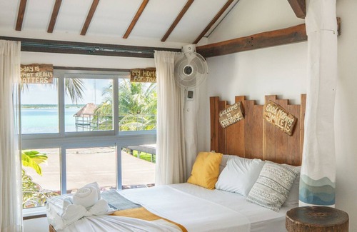 Centro Hotel | The Yak Lake House Hostal Bacalar