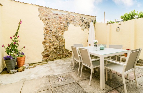 Dawlish Cabaña | The Yellow House, 13 King Street