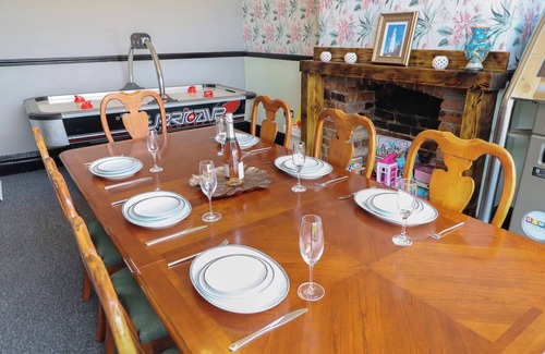 Withernsea Cabaña | THE YELLOW HOUSE, family friendly, with hot tub in Withernsea