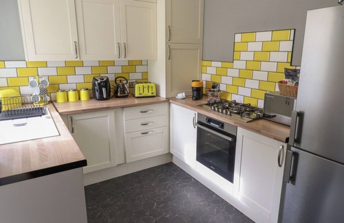 Withernsea Cabaña | THE YELLOW HOUSE, family friendly, with hot tub in Withernsea