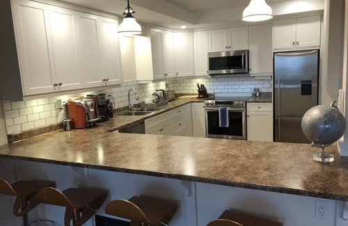 Ladysmith Apartamento | The Yellow House offers an ocean view fully furnished modern suite.