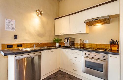 Rangataua Casa | The Yellow Straw House - Rangataua Holiday Home