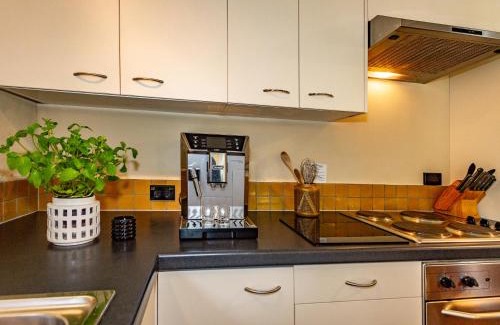 Rangataua Casa | The Yellow Straw House - Rangataua Holiday Home