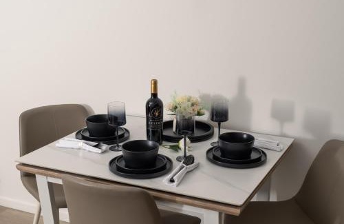 Central Milton Keynes Apartamento | The Yellow Suite for Professionals at MK Central with Free Parking and Fast Wi-Fi